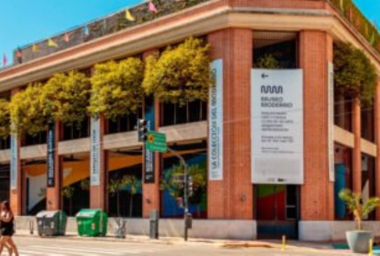 Corner of brick building with Museo Moderno banner over entrance.