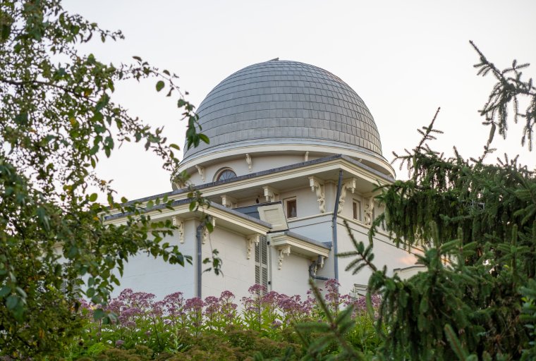 Detroit Observatory photo from sidewalk.