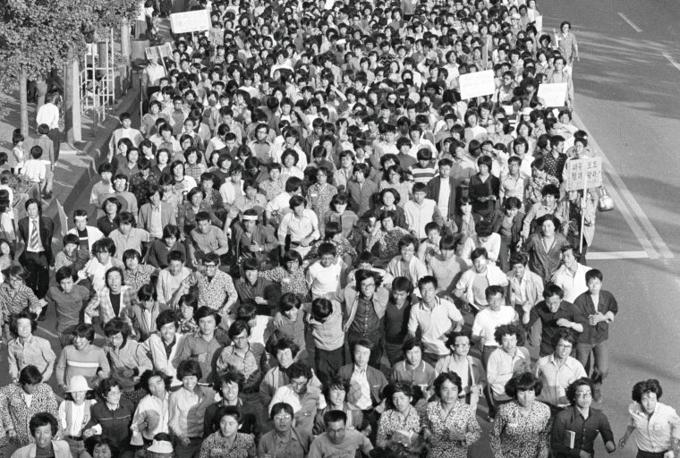 Captured by journalist Na Kyung-taek in May 1980, this image shows Chonnam National University students marching in Gwangju, South Korea, shortly before the May 18 Democratization Movement.