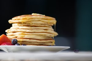 My cousin and I made pancakes for breakfast, so we figured since we had a camera, good lighting, fruit and a lot of syrup, we’d have a go at taking a photo like the professionals.