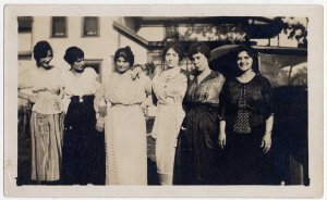 Syrian women peddlers and lace-makers in Spring Valley, Illinois circa World War I, Courtesy of the Faris & Yamna Naff Arab American Collection, National Museum of American History