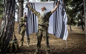 Ukrainian defenders Asher Joseph Cherkaskyi and his son David during Russia's war on Ukraine. Photo by Lars Berg, BILD. Courtesy of Asher Cherkaskyi.