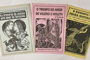 Three chapbook covers, As bravuras de Justino pelo amor de Teresinha, O Triunfo do Amor de Valério e Violeta, and O Romance do Pavão Misterioso.