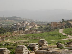 View of parts of the monumental Roman period ruin in Gerasa/Jerash (view from the Northwest Quarter to the South). Courtesy of Rubina Raja.
