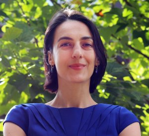 Isabela Manelici Headshot