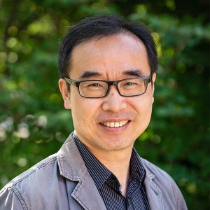 Jingwen's headshot outdoors