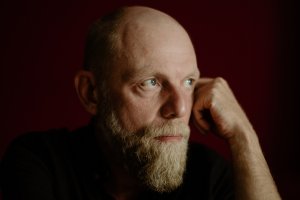 A portrait image of the speaker.