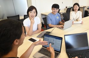 ELI students are talking and networking