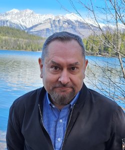 A portrait image of the speaker.