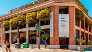 Corner of brick building with Museo Moderno banner over entrance.