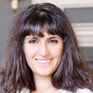 Headshot Ceren Budak smiling at camera