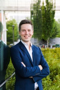 Photo of Martin Ijtsma with blue blazer and natural background