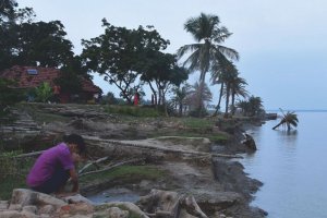 Erosion on high-land shores, Ghoramara Island, photo by Arne Harms, from the cover of Enduring Erosions : Environmental Displacement and Relocation on India’s Sinking Coasts, 2024.