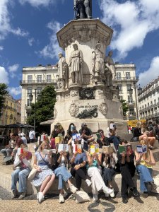 Photo of students in Lisbon with books