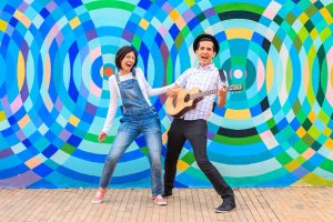 123 Andrés Family Show - man and woman singing with joy