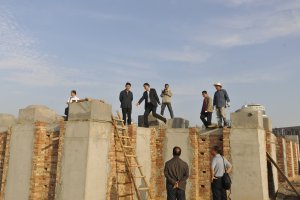 Still from the film The Chinese Mayor: Mayor Geng Yanbo visits redevelopment sites with colleagues and construction personnel during the city's reconstruction efforts.