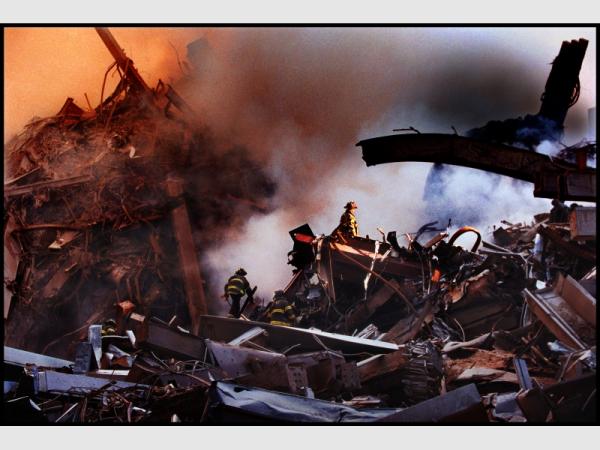 Peter Turnley, New York, 9-11-01, 2001, archival pigment print. University of Michigan Museum of Art, Gift of David and Jennifer Kieselstein, 2016/2.504