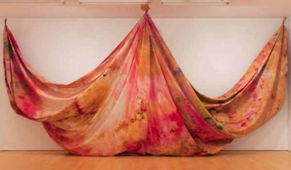 Sam Gilliam, Situation VI—Pisces 4, ca. 1972, polypropylene painted multiform. Williams College Museum of Art Museum purchase, Otis Family Acquisition Trust and Kathryn Hurd Fund. Courtesy of Joseph Goddu Fine Arts, Inc., New York. © Sam Gilliam