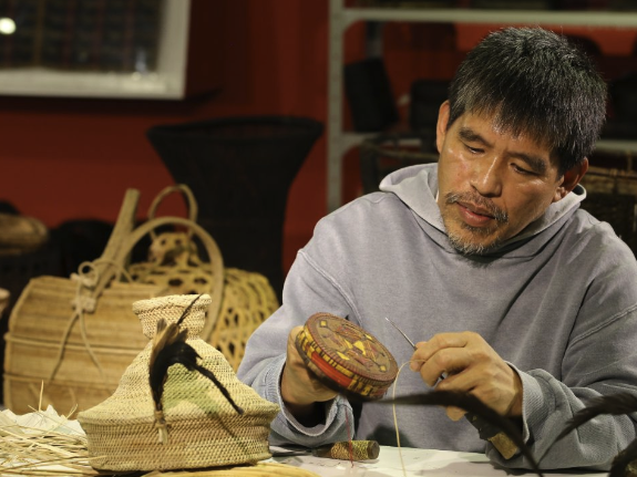 Master basket weaver Johnny Bangao, Jr.