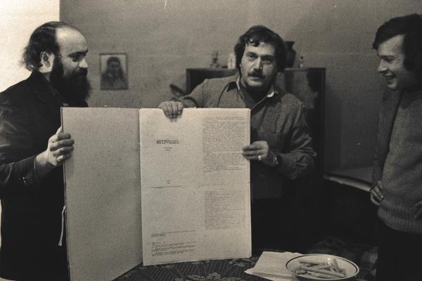 Evgeny Popov, Vasilii Aksenov, and Viktor Erofeev [Erofeyev] holding the Ardis printed copy of their anthology: Metropol.