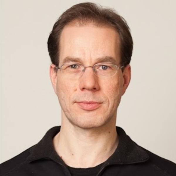 Roland Strausz Headshot