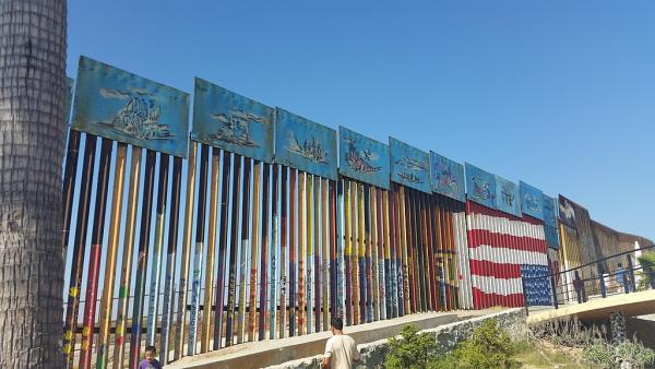 Art on US-Mexico barrier in California
