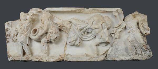 White marble sarcophagus lid showing the ransoming of Hector’s body; a man carries Hector’s corpse, accompanied by three other figures.