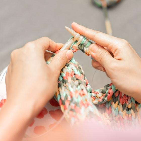 Knitting a row with mixed pastels