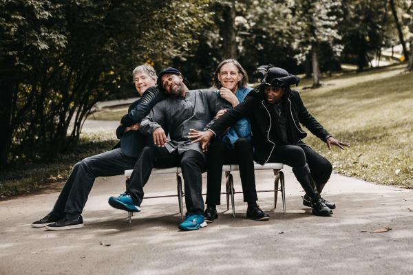 Bela Fleck and the Flecktones on bench